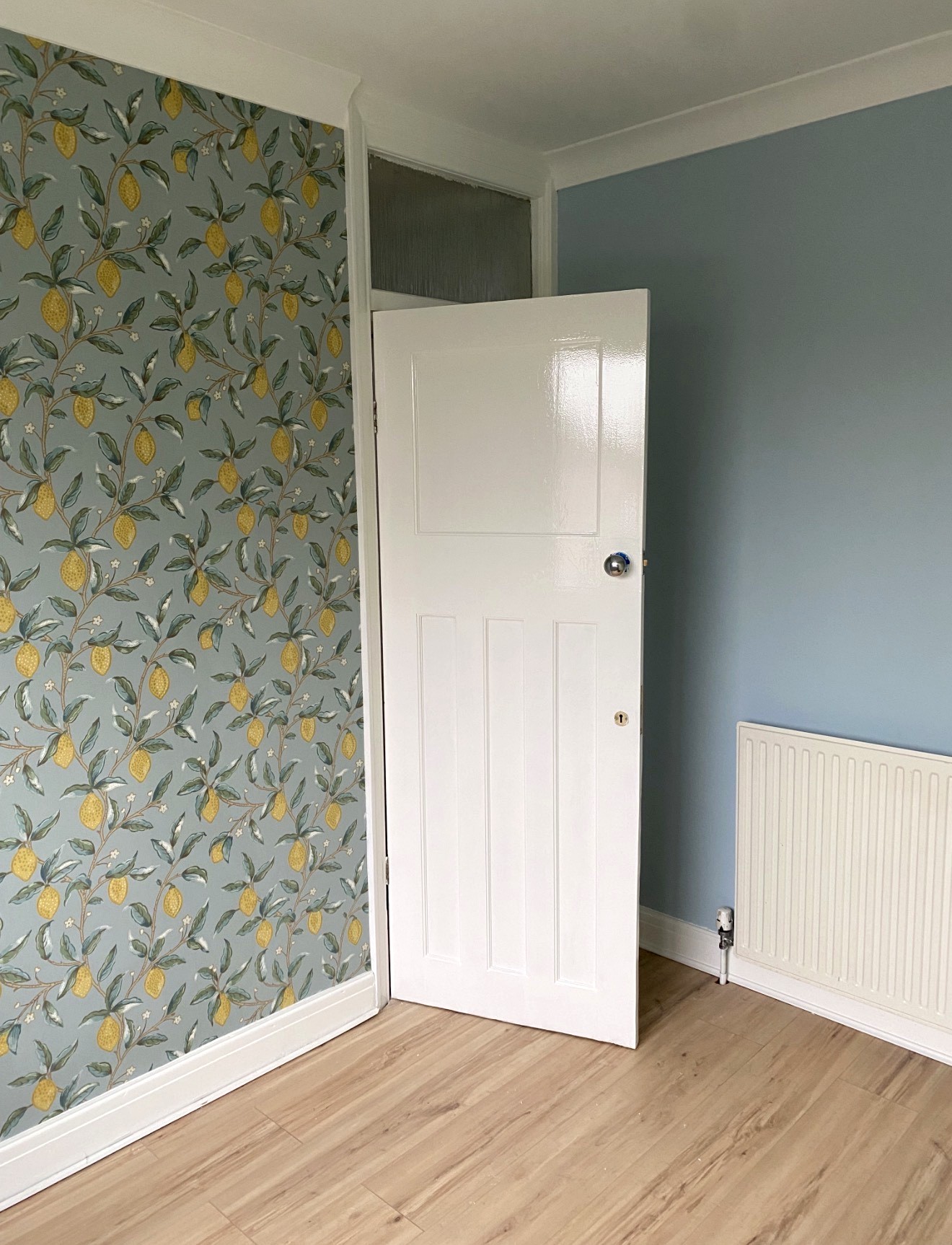 Bold sunflower feature wallpaper